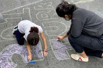 Kids play with chalk 